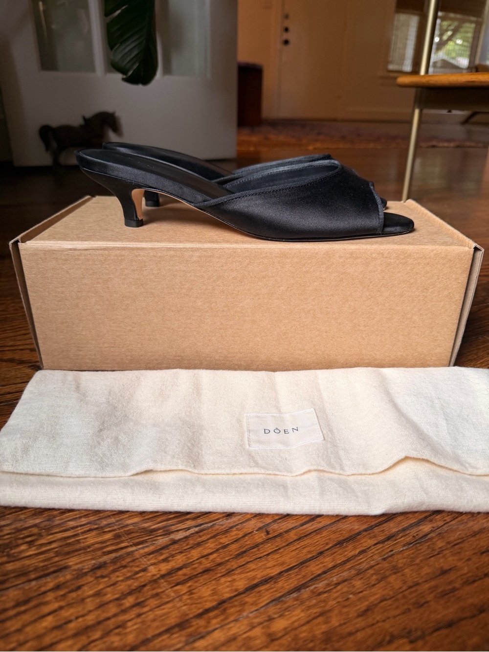 Doên Callie Minimal Black Open-Toe Slide Mules - Picture 4 of 7